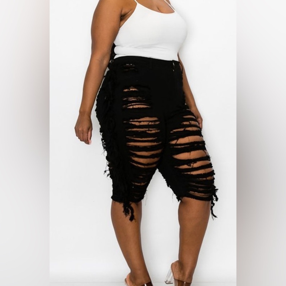 Plus Size Extra Ripped Fringe Bermuda shorts - Picture 2 of 3